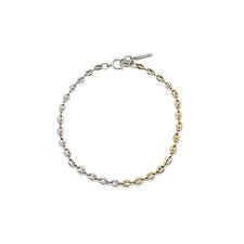 Il conte les espoirs et les déboires de deux jeunes banlieusardes (leïla bekhti et géraldine nakache). Chemise Ouverte Elle Est De Retour La Chaine En Or Qui Brille Madame Figaro