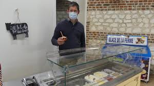 La première perte de dent de lait survient vers six ans. A Arry L Agriculteur Fait Des Glaces Avec Le Lait De Ses Vaches