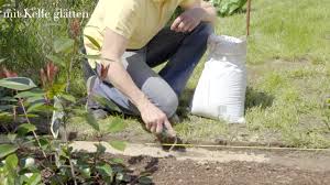 Ist der graben ausgehoben, kommt jetzt etwa eine zehn zentimeter hohe grobschotter schicht hier hinein. Rasenkantensteine Verlegen So Wird S Gemacht Mein Schoner Garten