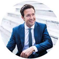 Difficile voire impossible de trouver un responsable lr pour défendre les propos du numéro 2 du parti, guillaume peltier, qui dimanche sur rtl a proposé « le rétablissement de la cour de sûreté » en matière antiterroriste qui « pourrait placer en rétention de sûreté » des individus radicalisés sans possibilité d'appel croit savoir le parisien. Guillaume Peltier G Peltier Twitter