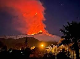 Colonna di cenere prodotta dalla bocca di 2750 m durante l'eruzione . Etna Graduale Intensificazione Attivita Esplosiva A Carico Del Cratere Di Sud Est