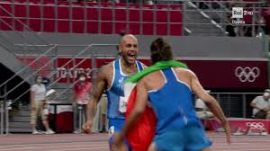 The two blue athletes win the gold medal respectively in the 100 meters floors and in high jump. Vhz6fqj 9znyzm