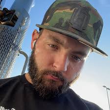 What is the best way to lift the body off the chassis and move it around?