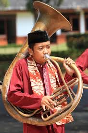 Alat musik ini terbuat dari bahan kayu bak iboh (batang iboh), kulit sapi dan rotan yang. Tanjidor Seni Hybrid Saba Kota Indonesia Kaya