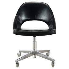 Combining a leather office chair and a swivel office chair makes for a very comfortable and desirable option. Early Eero Saarinen Office Desk Chair For Knoll International Design Addict Chairs Stools