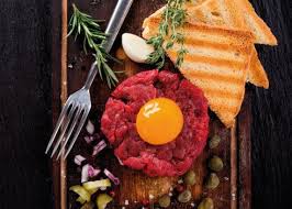 Verser Dans Un Saladier La Moutarde La Sauce Worcester Et Les Jaunes D œufs Melanger Au Fouet Tout En Ajoutant Petit A Pet En 2020 Viande Hachee Cornichon Cornichons