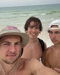 Leo Gruba's Instagram, Twitter & Facebook