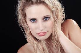 Donna con la pompa di aria immagine stock. Immagine di fascino