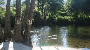 Praia fluvial da fraga da pegada, em macedo de cavaleiros, com água, normalmente, acima dos 22°c. Praia Fluvial De Aldeia Vicosa Www Visitportugal Com
