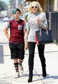 18 blake makes the kids laugh in this photo, it is pretty clear that stefani's oldest child, kingston, thinks that shelton is a pretty funny guy. Gwen Stefani 48 Looks Half Her Age With Son Kingston In La Daily Mail Online