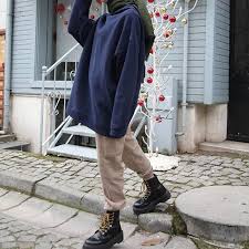 Koyu Mavi Pecli Mom Jean 25 26 28 30 32 Beden Araliginda Fiyat 60 Tl Mavi Kar Tesettur Jean Modelleri 2020 Mom Jeans Outfit Hijab Outfit Winter Outfits