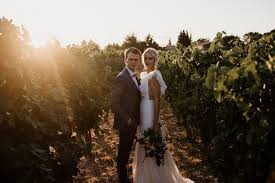 Photographe mariage dans le gard et l 'hérault. Un Mariage Au Mas De So Dans Le Gard La Mariee Aux Pieds Nus