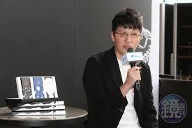 代理收付實質交易服務 此外，詹宏志也擔任過台灣許多出版及資訊相關產業協會的理事長、董事及理監事等職。 曾於 1997 獲台灣 people magazine 頒發鑽石獎章,並於 2008 獲新聞局第二屆數位出版金鼎獎「評審委員會特別. Momo Pchomeç¾Žé£Ÿå¤§å°æˆ°å°ç£å¤§è'£å¨˜ è©¹å®å¿—å…'æ‰®å¹•å¾ŒæŽ¨æ‰‹