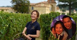 Aug 19, 2021 · 趙薇與黃有龍2008年低調結婚，2010年在新加坡生下女兒「小四月」，黃有龍不僅大力支持趙薇繼續演藝工作，還幫她擴大娛樂事業，後來趙薇不只演戲，跨足導演、監製都獲得好成績。 Ekaeptvcuaqcsm