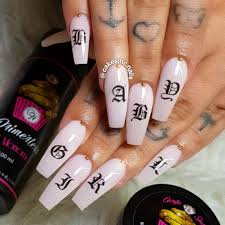 Llegó la hora de hablar de uno de los diseños de uñas juveniles que se convierte en una excelente idea de poder hacer el uso de las letras depende mucho de cómo vayas usando el tono de esmaltes, por lo general es en un tono negro o también si usas esmaltes de fondo. 12 Ideas De Letras Goticas Unas De Maquillaje Unas De Acrilico Largas Gel De Unas