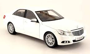 Mercedes Classe E W 212 Blanche 2009 1 18 Voiture Miniature Com Voitures De Collection Voiture Mercedes