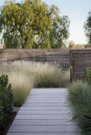 Weathered Wood Fence And Gate Source Gardenista Modernlandscapedesign Jardin Contemporain Jardins Terrasse Jardin