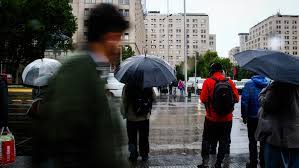En santiago de chile, los veranos son caliente, áridos y despejados y los inviernos son fríos y parcialmente nublados. Cxszwrtabo Bdm