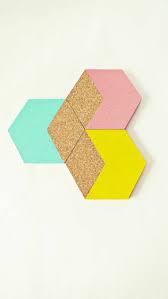 Pinnwand Selber Machen Wanddeko Aus Kork Dekoriert Mit Bunten Farben Cork Diy Diy Cork Board Cork Coasters
