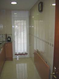 De diseño sencillo y efectivo, un estor de bambú representa la combinación perfecta entre funcionalidad y naturalidad. Cortinas Para Puerta De Cocina Ventana Politify Us