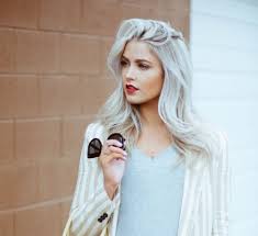 Coupe cheveux courts avec teinture blonde platine. Se Colorer Les Cheveux En Blanc Quelles Sont Les Etapes Et L Entretien De Cette Coloration
