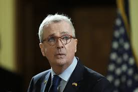 Biden awards Presidential Medal of Freedom to Hillary, Michael, Denzel