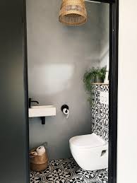 pin op toilet