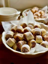 Solange rühren, bis die datteln geschmolzen sind und eine gleichmäßige masse entstanden ist, die geknetet werden kann. Dattel Nuss Rollchen Holla Die Kochfee