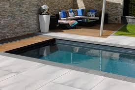 Metten Umbriano Umbriano Granitgrau Weiss Gemasert Schwimmbadeinfassung Basalt Geflammt Pool Umrandung Terrassengestaltung Pool Fur Kleinen Garten