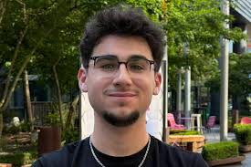 Comment Nelson, caissier et influenceur, a décroché une alternance au siège  de Carrefour