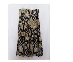 Dress sequin nuansa silver dengan aksen belahan samping dan depan,. 15 Model Rok Batik Terkini Yang Wajib Kamu Coba Di Tahun 2020 Updated 2020 Bukareview