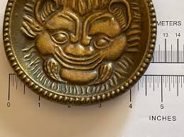 Cenicero de bronce antiguo con forma de monstruo y símbolo del zodiaco Leo  como joyero o plato para baratijas