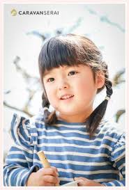 4歳の女の子 おさげ髪 ボーダーのtシャツ ロケーションフォト 撮影 フォトスタジオ