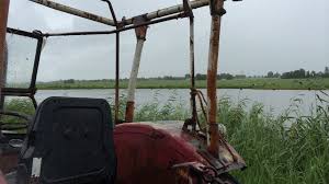 In het midden van de dijk tussen de kerkweg en de tempeldijk is een gat ontstaan. Spoedreparatie Van Verzwakte Dijk In Reeuwijk Nos