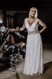Wake up to life every morning with your engine running with bmw. Bauchfreies Brautkleid Bei Biker Hochzeit Tatowierte Braute Brautkleid Hochzeitskleid Spitze