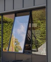 Acier Et Zinc Extension Moderne D Une Maison Traditionnelle Atelier De La Verriere Fenetres En Acier Maison Traditionnelle Fenetre Panoramique