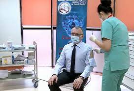 Video Ministrul Sorin Cimpeanu A Mers La Vaccinare Cu O CÄƒmaÈ™Äƒ SpecialÄƒ Cu FereastrÄƒ