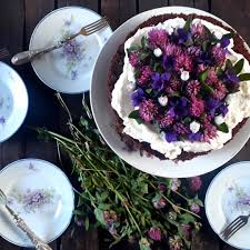 Pandispagna Al Cioccolato Senza Glutine Con Panna E Fiori Eduli Spontanei Pandispagna Glutenfree Cioccolato Panna Violette Viola Acai Bowl Food Cake