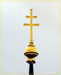 Patriarchenkreuz — patriarchenkreuz, ein hohes kreuz mit doppelten, meist in kleeblätter endigenden querarmen, deren oberer schmäler ist als der untere. Patriarchenkreuz An Der Alserkirche Josefstadt