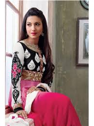 What about styles that are inspired by an era you admire, like the '50s? Hairstyles To Wear With Pakistani Salwar Kameez Indian Makeup And Beauty Blog Beauty Tips Eye Makeup Smokey Eyes Zuri