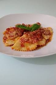 Terminare con sugo, parmigiano e qualche fiocco di burro. Ravioli Al Ragu In Cucina Con Di Simone Ricette Pasti Italiani Ravioli
