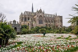 Arundel castle, arundel, united kingdom. Arundel Castle Moves Tulip Festival Online As Councils Are Urged To Cut Back On Mowing Verges Daily Mail Online
