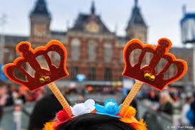 Vandaag beginnen we met een kroontje haken, dat met een speldje. Drukker Maakt 40 000 Kroontjes Voor Koningsdag Ditjes Datjes