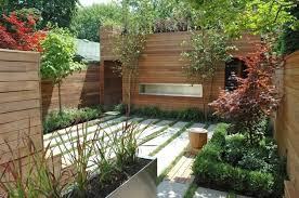 Den Kleinen Garten Mit Einer Wandverkleidung Aus Holz Dekorieren Gartengestaltung Hinterhof Garten Kleiner Garten