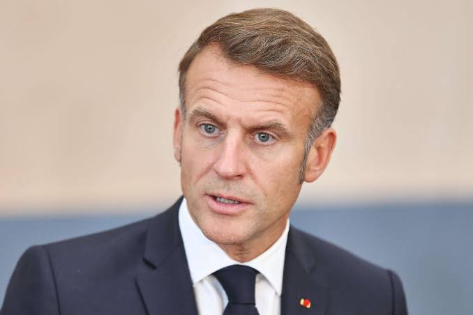 Si ça ne marche pas, il dissout » : Emmanuel Macron tente un dernier coup  de poker politique - Valeurs actuelles