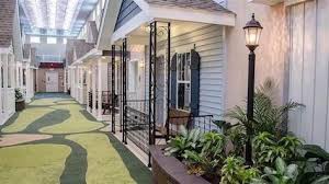 Cet Homme A Decide De Transformer Les Chambres D Une Maison De Retraite En P Tites Maisons De Quartier Maisons De Retraite Maison De Repos Construire Une Petite Maison