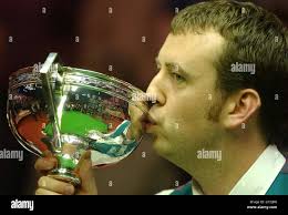 Mark Williams fête avec le trophée Embassy World Championship et Sa petite  amie Joanne Dent après avoir gagné contre Ken Doherty Photo Stock