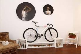 Support A Velo Au Design Interessant Et Creatif Pour Gagner De Place Et Egayer La Maison Rangement Velos Meuble Design Appartement Local A Velos