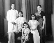 Elle a été la première femme au monde à devenir premier ministre d'un pays. Sirimavo Bandaranaike The World S First Female Prime Minister