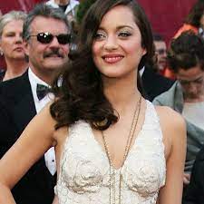 C'est surtout grâce à luc besson que l'on entend parler d'elle. Great Outfits In Fashion History Marion Cotillard In Mermaid Ready Couture Fashionista